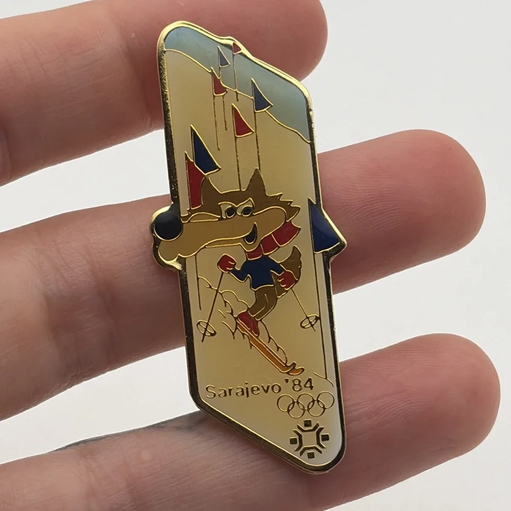 1984 Sarajevo Winter Olympic Games Vucko Wolf Ski Slalom Lapel Hat Pin